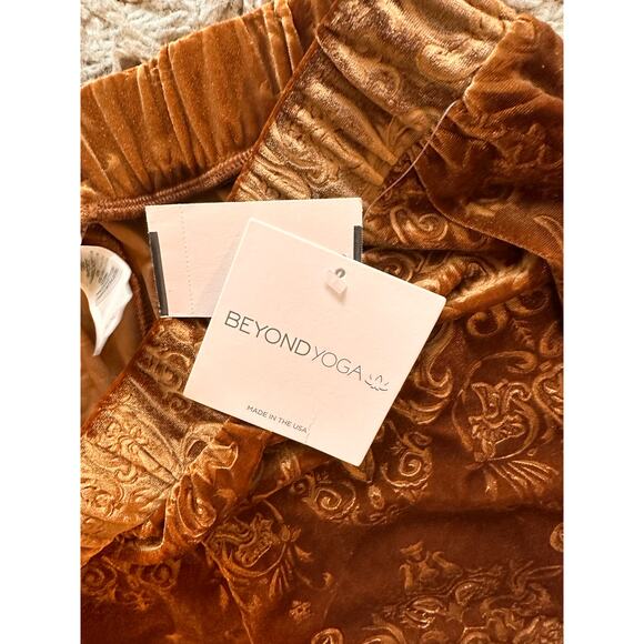 NWT Beyond Yoga Velvet Paisley Wide Leg Flare Pants Size Medium - Picture 8 of 9